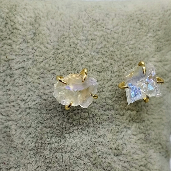 Aura Quartz prong earrings - Picture 4 of 5